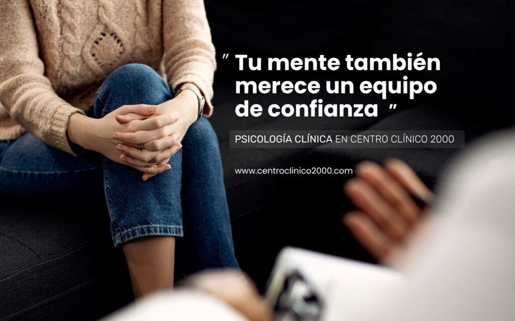 Psicóloga en Getafe atendiendo a paciente en consulta de Centro Clínico 2000 Sector 3